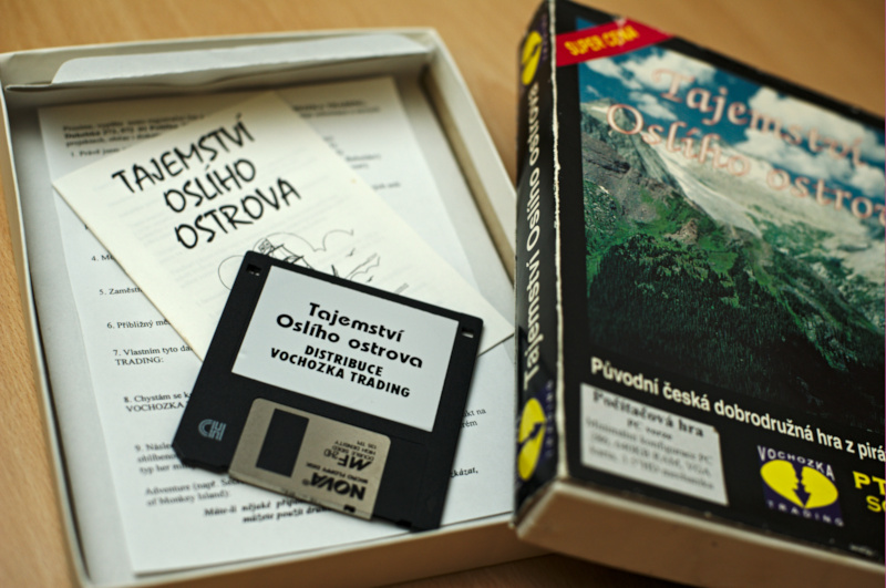 Fotka krabicové hry Tajemství oslího ostrova, včetně diskety